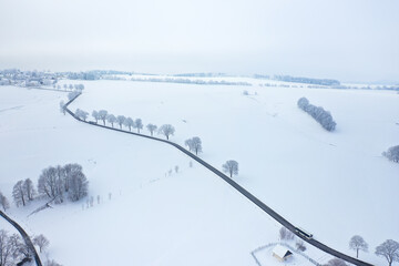 Transportwege im Winter - befahrene Straße mit Autos