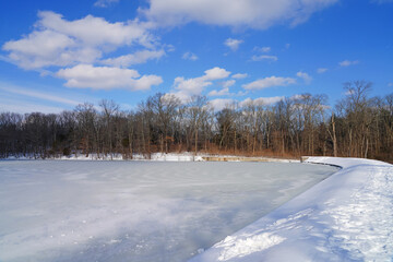 Obraz premium Snowy day view of the frozen lake at the Mountain Lakes Preserve in Princeton, New Jersey, United States, after a major snowfall