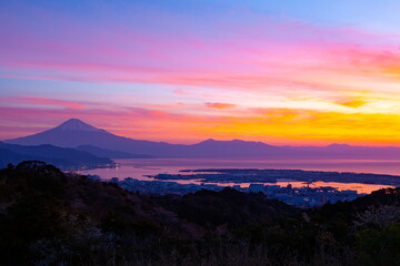 Obraz premium 富士山と夜明けの清水港 静岡県静岡市日本平にて