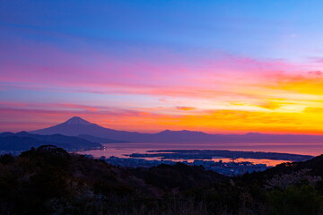 Fototapeta na wymiar 富士山と夜明けの清水港　静岡県静岡市日本平にて
