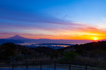 Fototapeta na wymiar 富士山と清水港そして日の出の風景　静岡県静岡市日本平にて