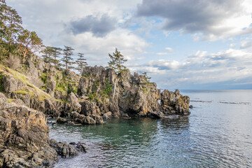 Fototapeta premium rugged rocky landscape at Creyke Point at East Sooke Regional Park on Vancouver Island, British Columbia