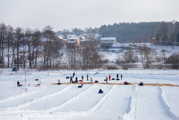 many people ride in the tubing park