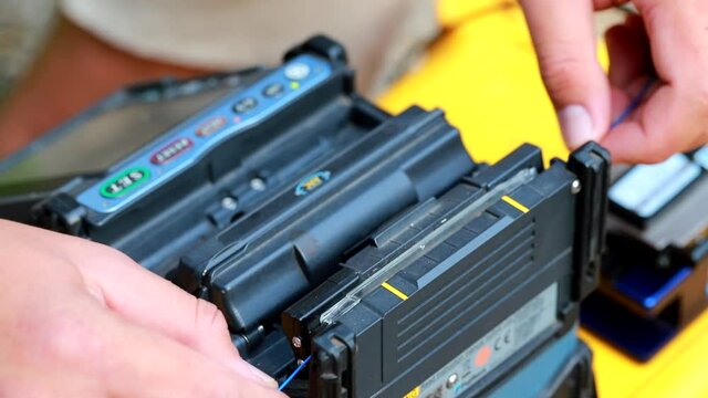 Fiber Optic Fusion Splicing Cable Internet signal and Wire connection with Fiber Optic Fusion Splicing machine,fiber optic cable splice machine in work