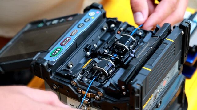 Fiber Optic Fusion Splicing Cable Internet signal and Wire connection with Fiber Optic Fusion Splicing machine,fiber optic cable splice machine in work