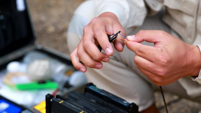 Fiber Optic Fusion Splicing Cable Internet signal and Wire connection with Fiber Optic Fusion Splicing machine,fiber optic cable splice machine in work