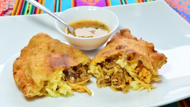 Empanadas rellenas de carne con salsa picante son deliciosas.