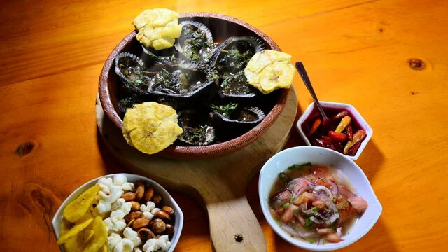 Conchas asadas con patacones es lo mejor. Comida tradicional del Ecuador