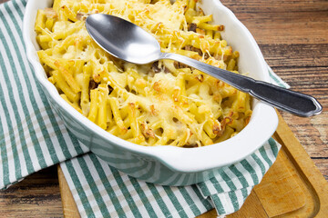 gratin de pâtes sur une table