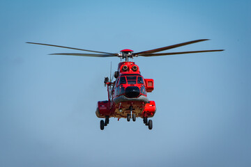 Fototapeta na wymiar 飛行する消防ヘリコプター
