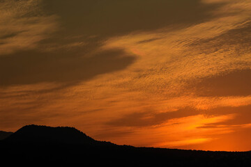 el sol se esconde detras de las montañas