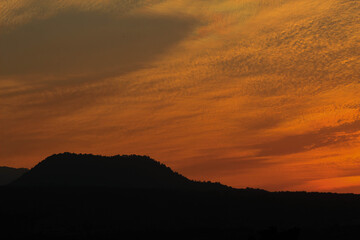 sombras de montañas con el sol