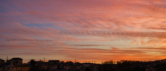 夕焼けに染まった都会の空