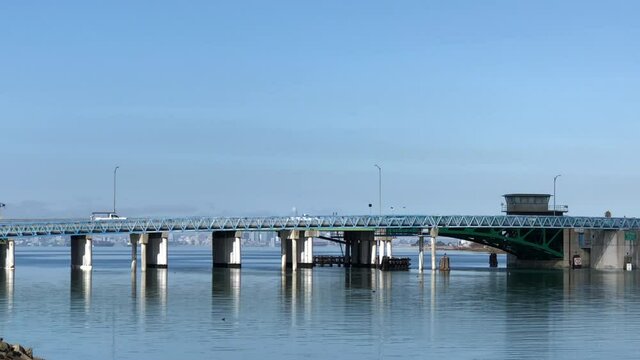 4K HD video panning across the Bay Farm Island Bridge in Alameda. A 125 foot single leaf bascule bridge, it spans the San Leandro Bay inlet to the Oakland Estuary at Otis Drive in Alameda, CA
