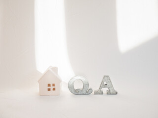 家とQ＆A。質問・質疑応答のイメージ。
