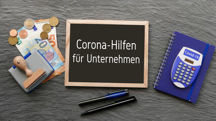 Corona-Hilfen für Unternehmen:Tafel mit Taschenrechner und Geldscheinen