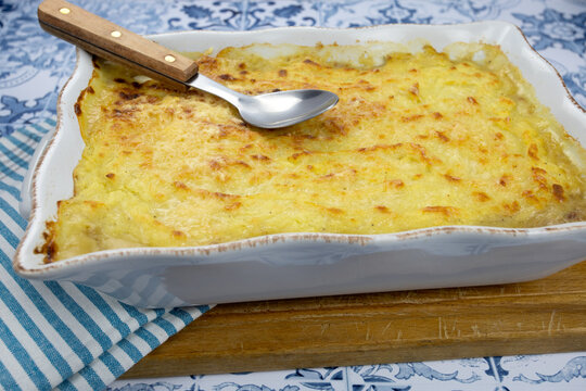 plat d'hachis parmentier sur une table