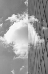 Wolkenspiegelung in Hochhausfassade