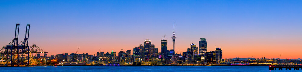 Auckland in der blauen Stunde mit Skyline und Hafen, Meer und LIchtern