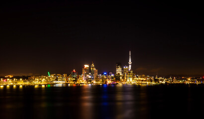 Fototapeta na wymiar Auckland in der Nacht mit Hafen und Skytower schöne beleuchtet