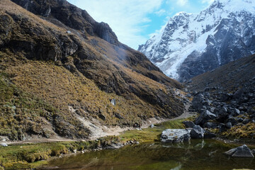 Fototapeta na wymiar 南米ペルー、アンデス山脈の氷河からジャングル地帯を歩いてマチュピチュを目指すサルカンタイトレッキング