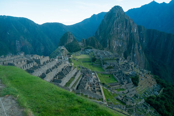 マチュピチュは南米ペルーのアンデス山脈、標高約2,450mの尾根に位置する古代インカ帝国の遺跡。