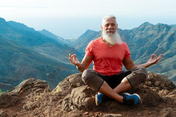 Naklejka premium Senior man greeting sunset