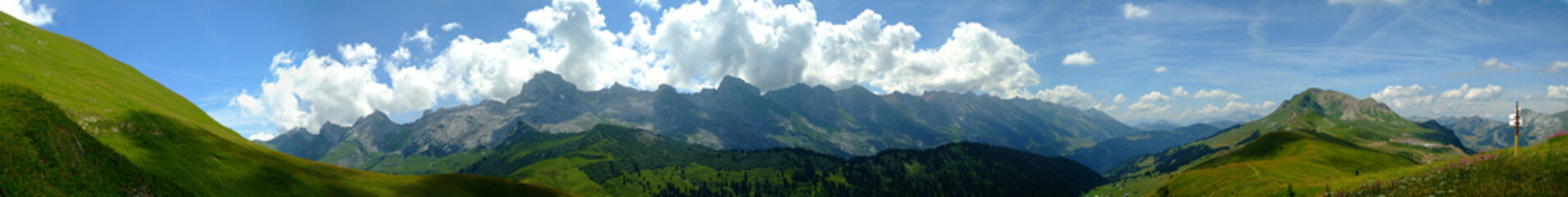 Vue panoramique depuis le col des Annes sur les Confins &agrave; La Clusaz, Alpes, France
