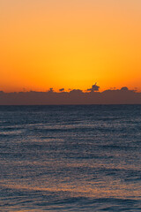 Naklejka premium 日の出前の空と海(縦)