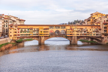Obraz premium Famous bridge Ponte Vecchio over Arno river in Florence, Italy