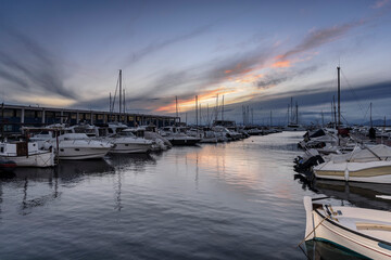 Fototapeta premium Atardecer en calma en el puerto deportivo de Roses, Alt Empordà, Cataluña España