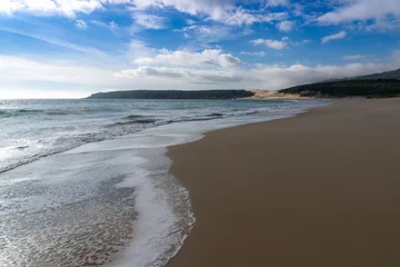 Fototapete Strand Bolonia, Tarifa, Spanien friedlicher leerer goldener Sandstrand mit hereinrollenden Wellen und Pinienwald und einer großen Sanddüne im Hintergrund