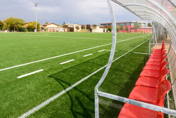Campo da calcio con primo piano di postazione allenatore