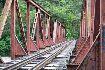 南米ペルーのマチュピチュまでの道。旧水力発電所駅から歩いてマチュピチュ村(アグアスカリエンテス)まで