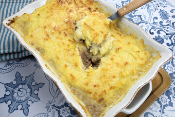 plat d'hachis parmentier sur une table