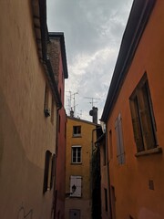 Fototapeta na wymiar Immeubles colorés dans les ruelles du vieux Lyon à Lyon