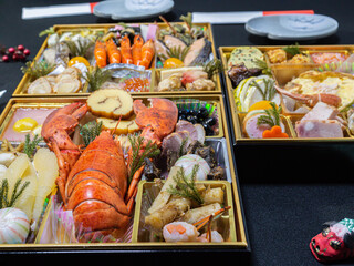 テーブルに広げた3段重ねのお節料理