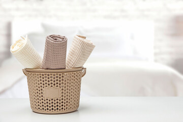 Obraz premium Plastic basket with cotton towels on the table