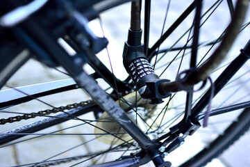 Cadenas à chiffre posé sur la roue d'un vélo dans la ville de Bern (Suisse)