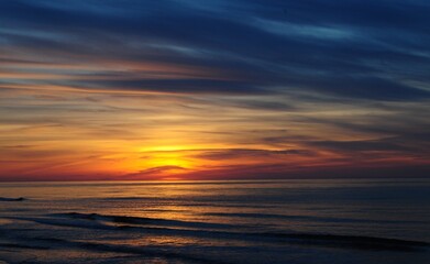 Fototapeta na wymiar wielobarwny zachód słońca nad morzem