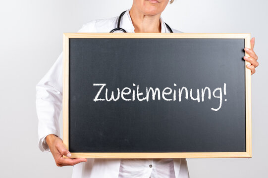 Ärztin mit einer Tafel Zweitmeinung bei medizinischen Diagnosen