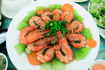 shrimps with salad