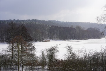 Panoramablick vom Havelhöhenweg über die vereiste, weiße Havel im Winter mit offener Wasserstelle mit Vögeln