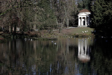 Fototapeta na wymiar Laghetto Villa Reale - Pond