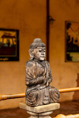 Fototapeta na wymiar asiatische Holzstatue