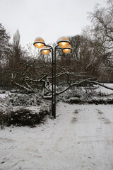 laterne an verschneitem parkplatz