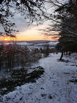 Sonnenuntergang über Dorf im Winter