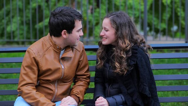 first date, attraction - girl tries to kiss her friend who succumbs to her charm