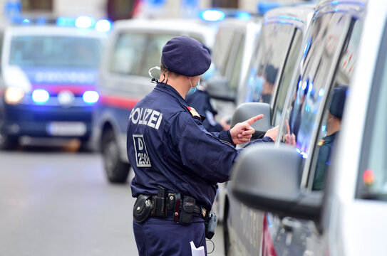 Polizei-Einsatz und Polizei Kontrolle in Wien - Lockdown Shutdown (&Ouml;sterreich) - Police operations and police control in Vienna - Lockdown Shutdown (Austria)