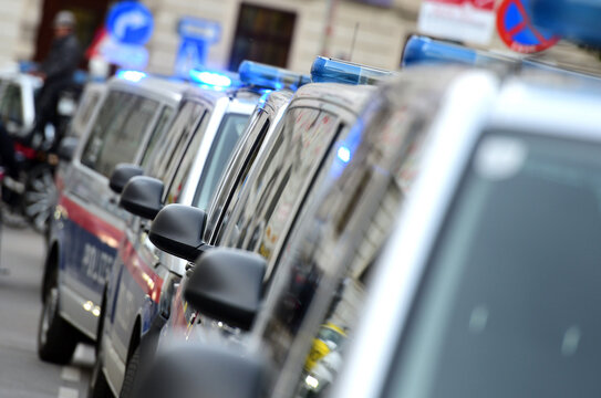 Polizei-Einsatz und Polizei Kontrolle in Wien - Lockdown Shutdown (&Ouml;sterreich) - Police operations and police control in Vienna - Lockdown Shutdown (Austria)